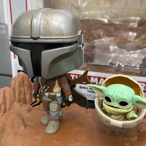 Funko Pop! Star Wars: The Mandalorian and The Child Vinyl Bobblehead Figure - Picture 5 of 13